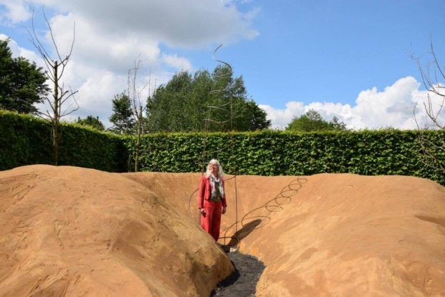foto: Aad Wannet. Tuinfestival van Appeltern vanaf 20 mei 2017. In the hole; van Eveline Beukema van "Buitenkans"